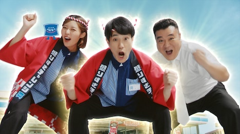 左から、王林、松山ケンイチ、アンタッチャブル山崎。