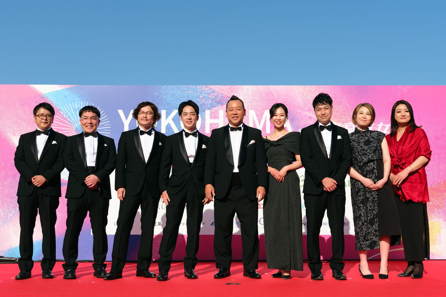 「第2回横浜国際映画祭」に登壇した「裏表紙」の脚本・監督を務めたダブルブッキング川元や、キャストら。