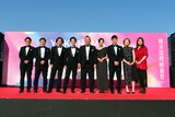 「第2回横浜国際映画祭」に登壇した「裏表紙」の脚本・監督を務めたダブルブッキング川元や、キャストら。