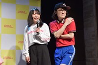 アンゴラ村長（左）の写真集の話題を受けて、スーパー3助（右）が「出版社募集してます」とポーズをとってみせたワンシーン。