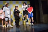 「やついフェス」会見で天童よしみに縄跳びをレクチャーする、にゃんこスター・アンゴラ村長。
