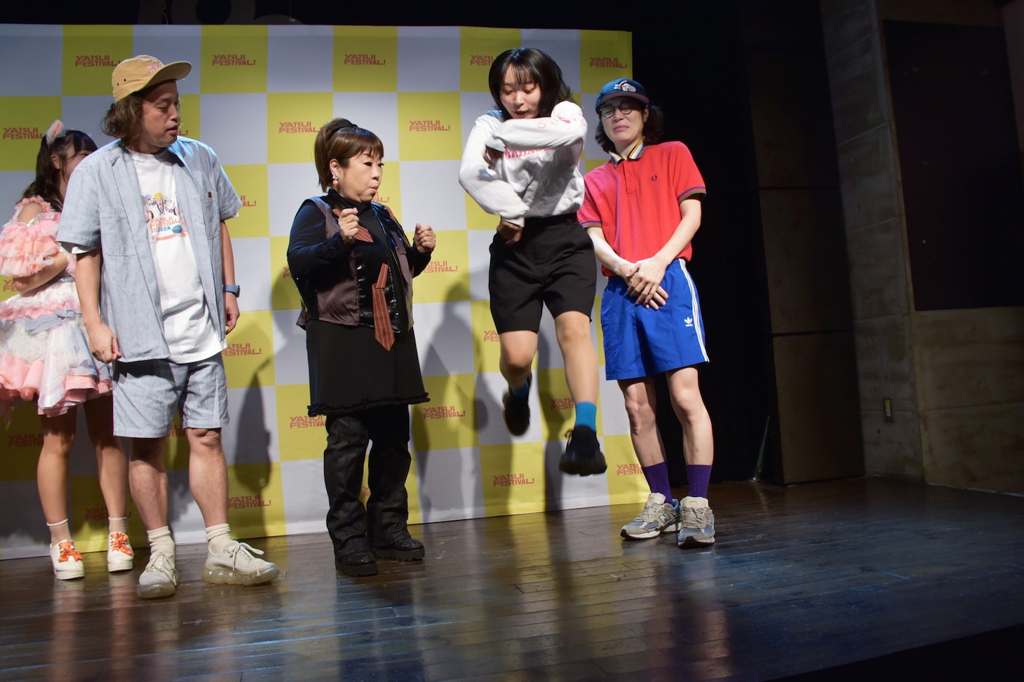「やついフェス」会見で天童よしみに縄跳びをレクチャーする、にゃんこスター・アンゴラ村長。