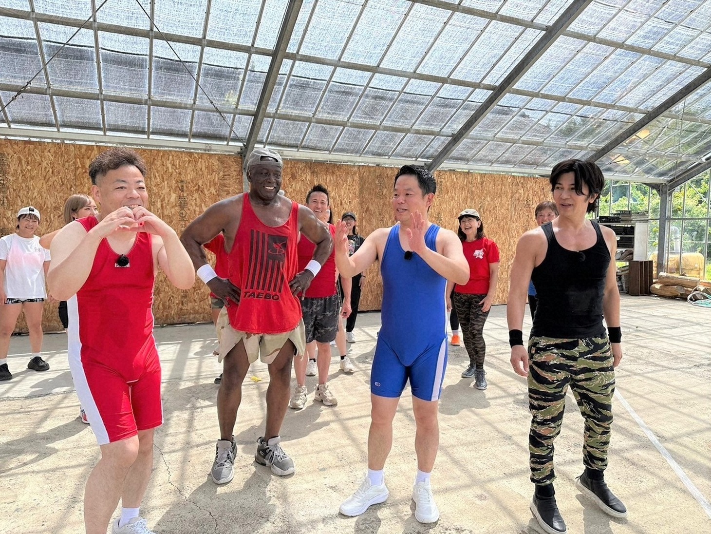 「ゲストダイアン」でエクササイズに臨むダイアン、武田真治（右端）、ビリー隊長（手前左から2人目）。(c)ABCテレビ