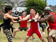 手前左から、武田真治、ダイアン・ユースケ、ビリー隊長。(c)ABCテレビ