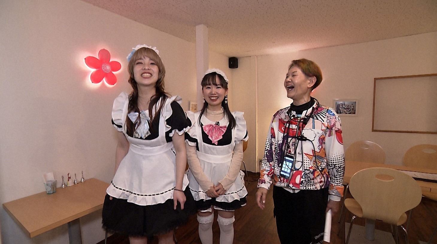 メイドカフェでメイドに変身する、はるかぜに告ぐと、大阪の“おばD”（右）。(c)ABCテレビ