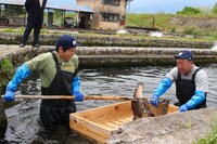左から、今田耕司、バイきんぐ西村。(c)テレビ新広島