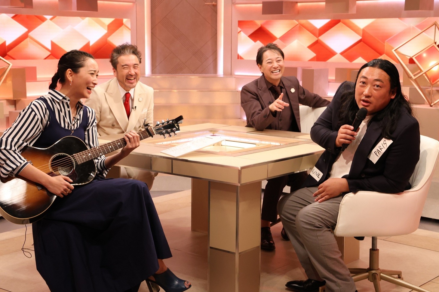 「だれかtoなかい」でセッションを展開する杏とロバート秋山。(c)フジテレビ