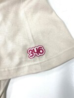 「絶対がんばります！Tシャツ（ライトベージュ）」の袖。