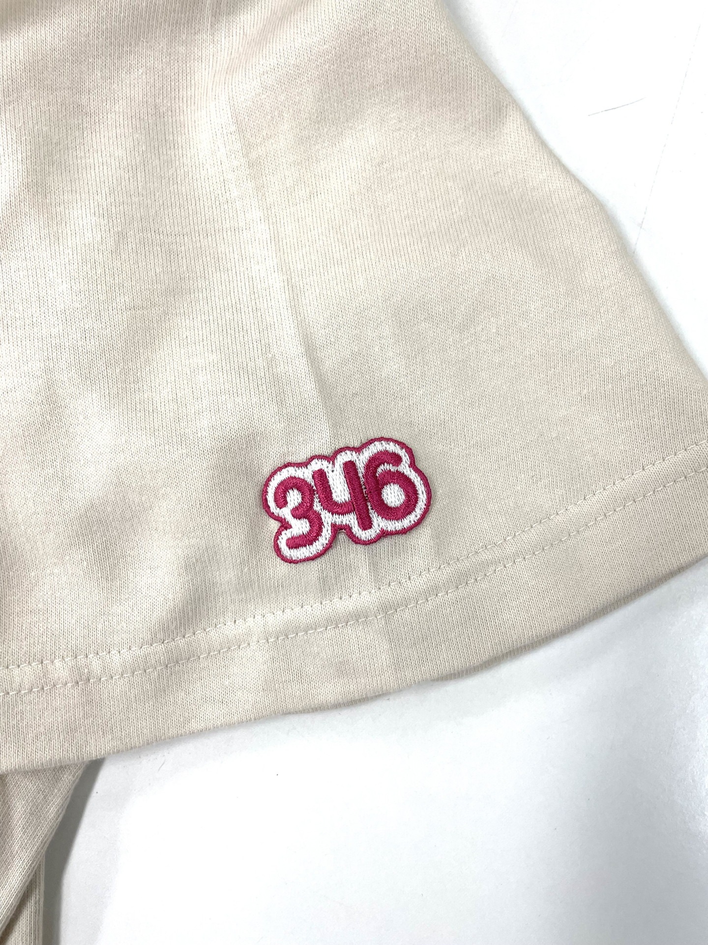 「絶対がんばります！Tシャツ（ライトベージュ）」の袖。