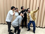 橋本市民球場のスマホで記念写真を撮る隣人と東京03。