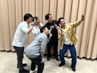 橋本市民球場のスマホで記念写真を撮る隣人と東京03。