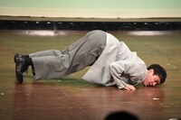 「生まれたての阿部寛」で場を温めるラパルフェ都留。