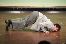 「生まれたての阿部寛」で場を温めるラパルフェ都留。