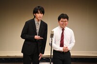 1本目のネタを披露する乙女ブレンド。