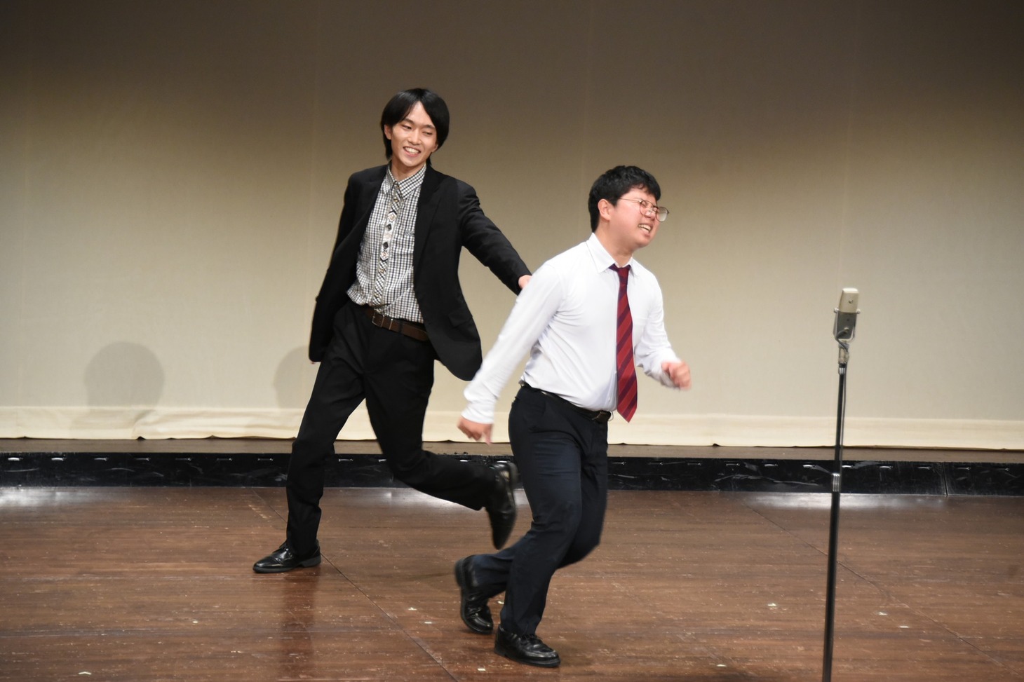 2本目のネタを披露する乙女ブレンド。