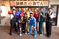 「華大さんと千鳥くん 夏の金沢ロケ2時間SP」の出演者たち。(c)関西テレビ