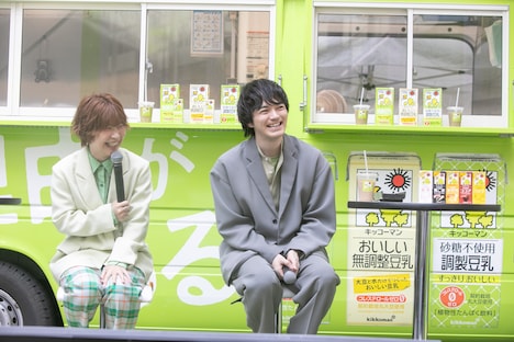 左からAマッソ加納、林遣都。