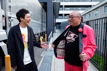 左から村田秀亮（とろサーモン）、街裏ぴんく。(c)関西テレビ