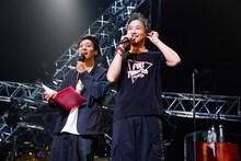 左からとろサーモン村田、EXILE TAKAHIRO。(c)関西テレビ