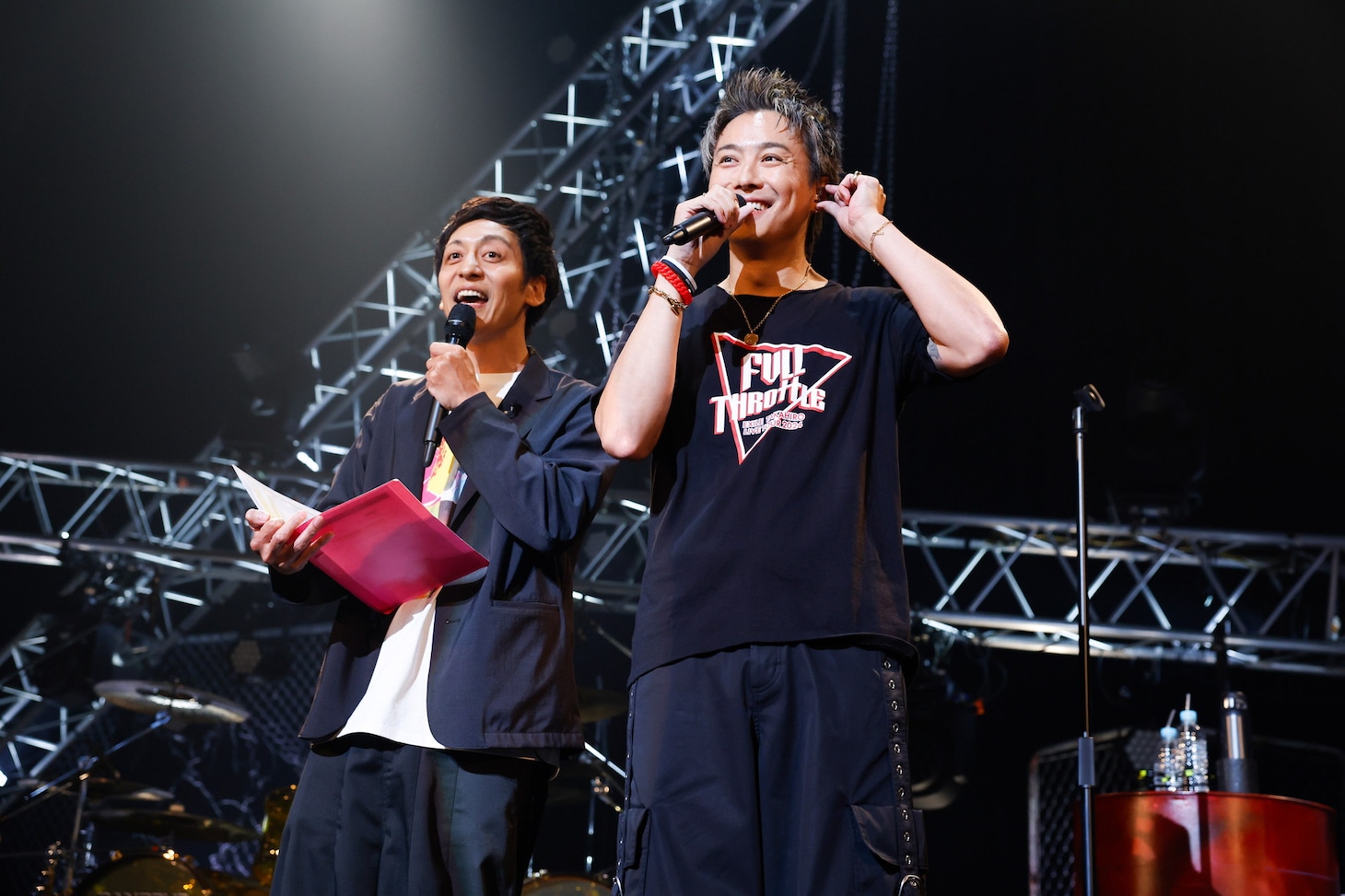 左からとろサーモン村田、EXILE TAKAHIRO。(c)関西テレビ