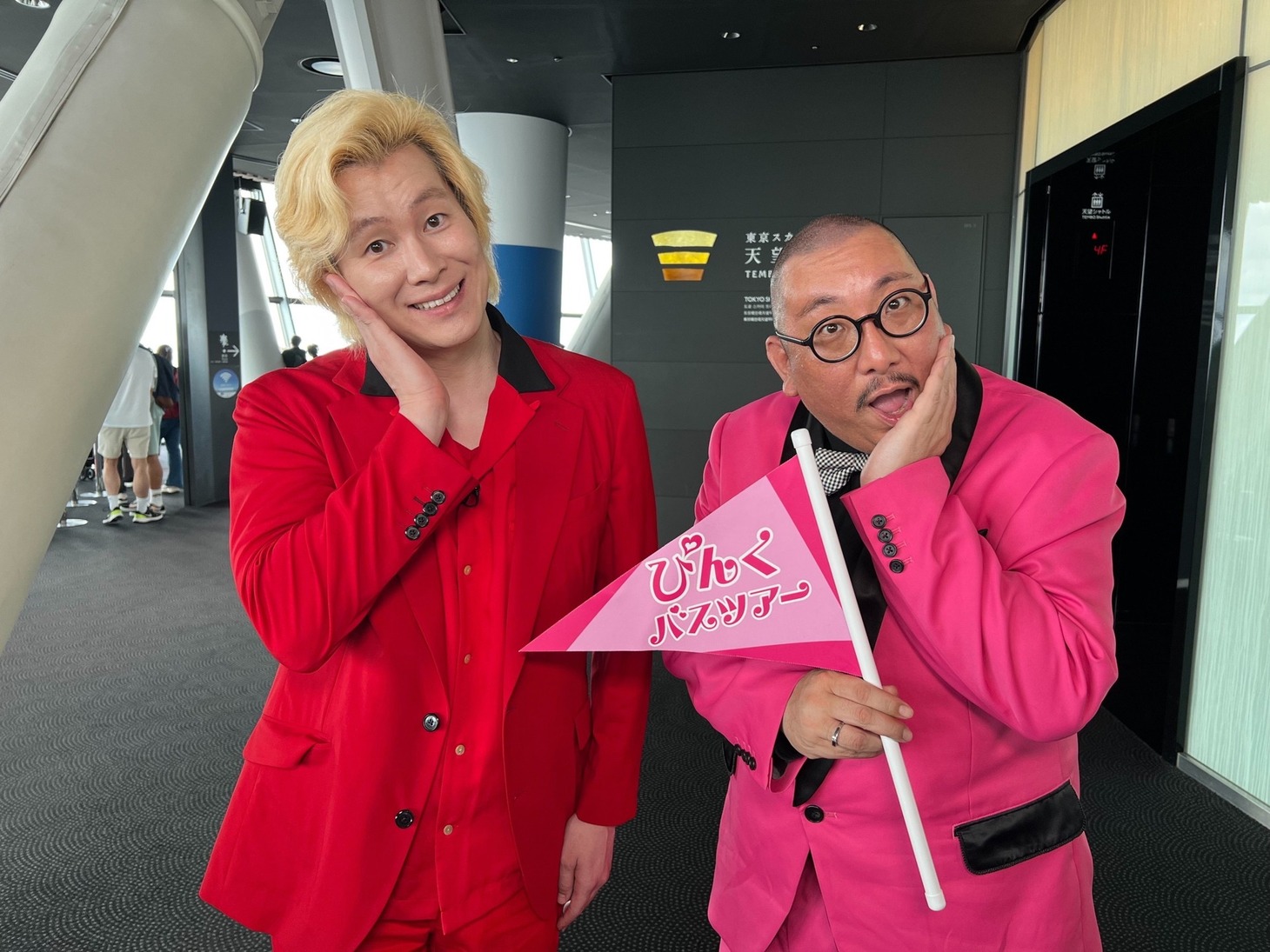 左からメイプル超合金カズレーザー、街裏ぴんく。(c)関西テレビ