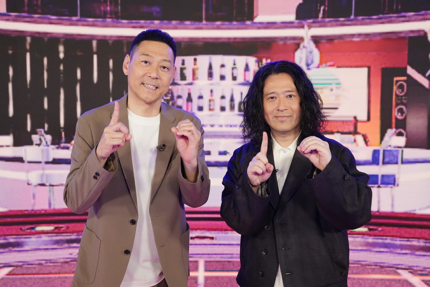 左から東野幸治、ピース又吉。(c)読売テレビ