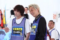 左からぱーてぃーちゃん・すがちゃん最高No.1、リンダカラー∞・Den。(c)関西テレビ