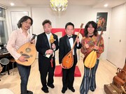 「ゲストダイアン」に出演する（左から）東儀秀樹、ダイアン、東儀典親。(c)ABCテレビ