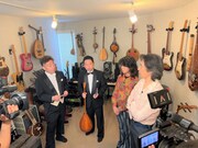 東儀秀樹の自宅の楽器部屋を訪れるダイアン。(c)ABCテレビ