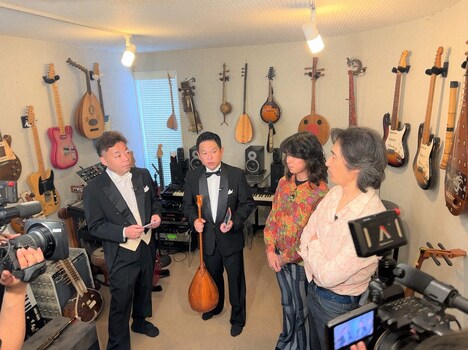 東儀秀樹の自宅の楽器部屋を訪れるダイアン。(c)ABCテレビ