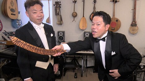 南米の楽器パカイを手にして新たな「ごいごいすー」を披露するダイアン。(c)ABCテレビ