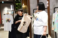 誠デザインのトートバッグ。こだわりは「ファスナーの音」。