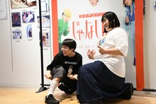 グッズをアピールするヨネダ2000。