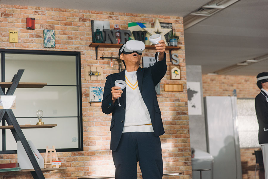 VRを体験する明石家さんま。