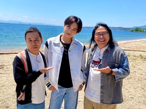 滋賀県を訪れる（左から）ナインティナイン岡村、中島健人、ロッチ中岡。(c)TBS