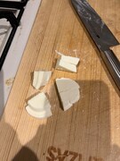 モッツァレラチーズをカット。