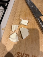 モッツァレラチーズをカット。