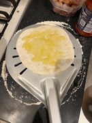 生地を伸ばしオリーブオイルを塗る。