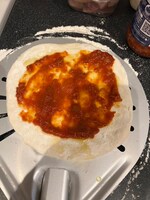 トマトソースを生地に塗る。