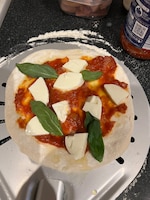 バジルの葉を乗せる。