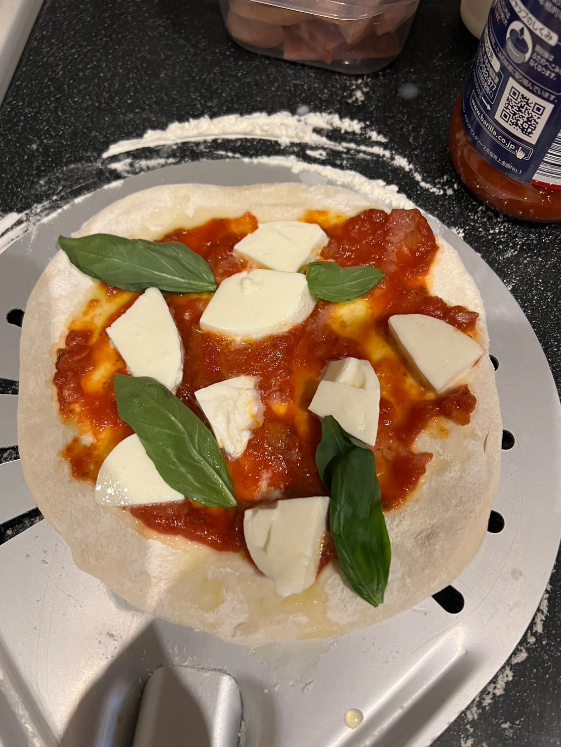 バジルの葉を乗せる。