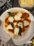 焼いたピザの上に生ハムをのせる。