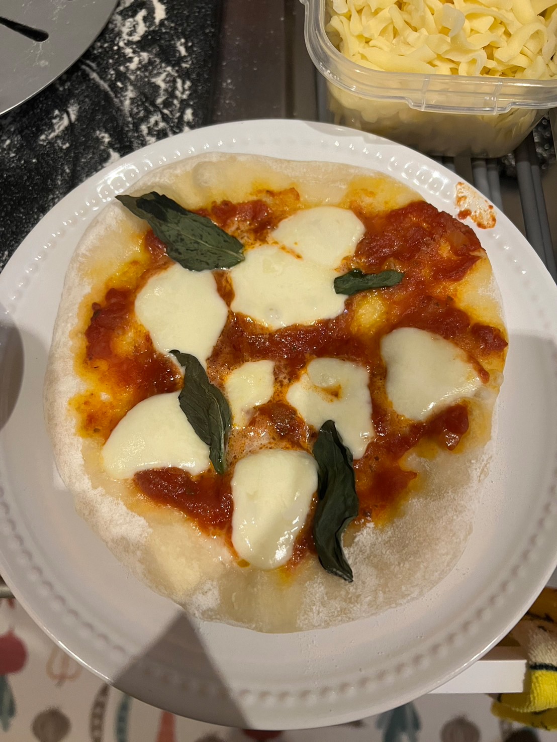 焼いたピザの上に生ハムをのせる。