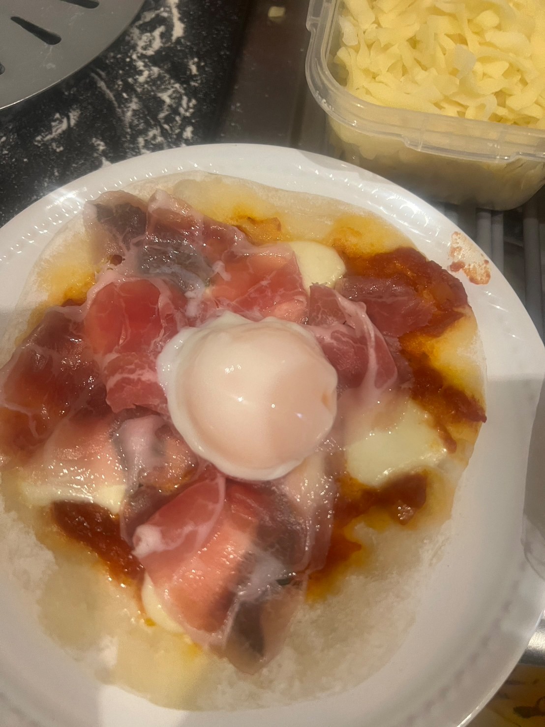 ピザの真ん中に作っておいた温泉卵を乗せる。