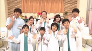 看護師のパンサー向井、院長のよゐこ濱口、こどもドクターたち。