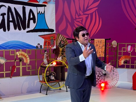 番組MCのペリー・キー。(c)テレビ東京