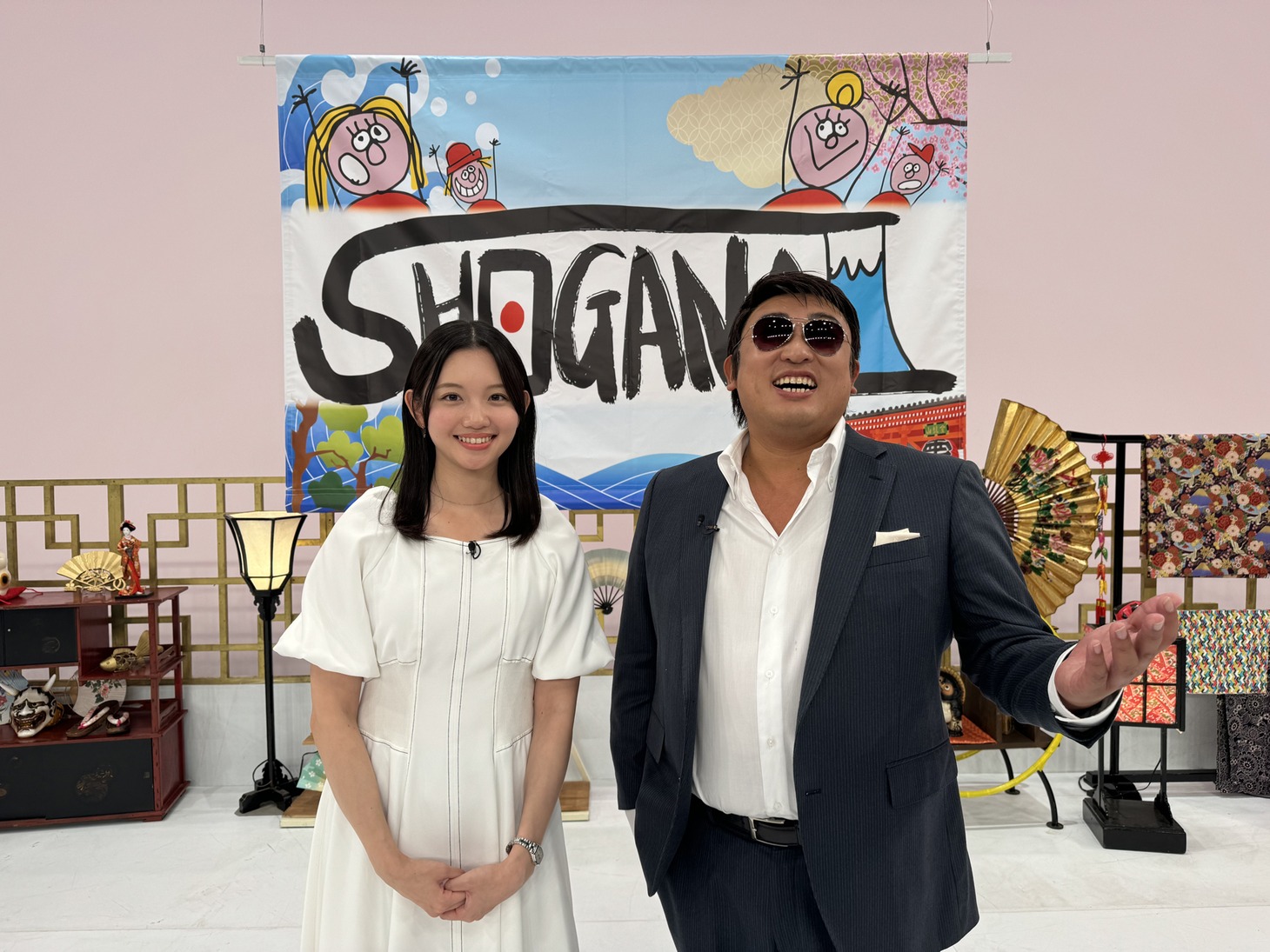 MCのペリー・キー（右）と、アシスタントの田中瞳（テレビ東京アナウンサー）。(c)テレビ東京