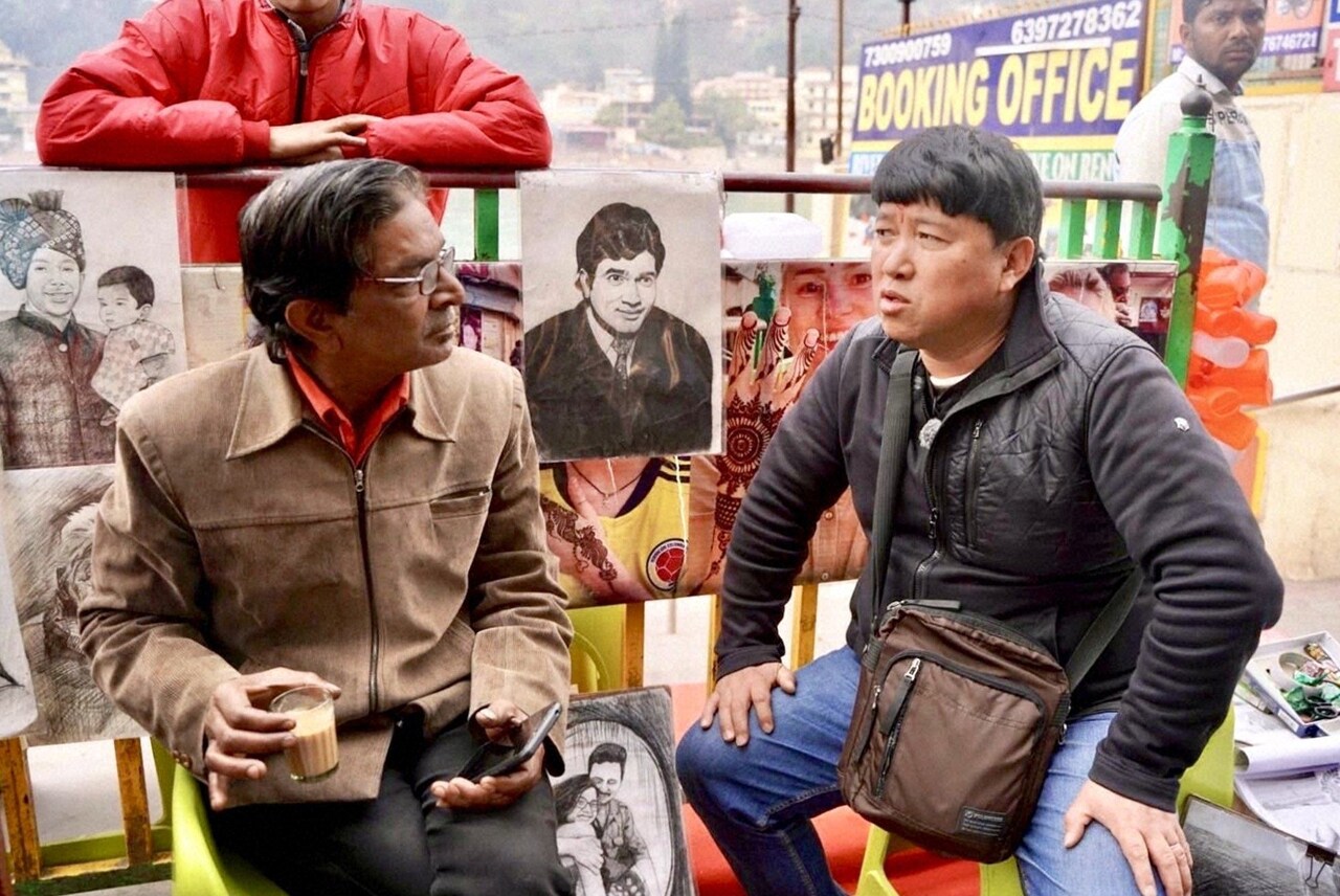 スギちゃん、インドの似顔絵屋にシヴァ神と一体化した自分の姿を描いてもらう