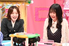 左から松田里奈、蛙亭イワクラ。