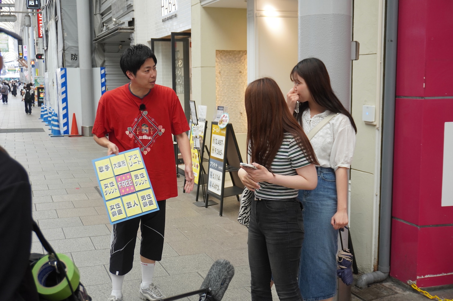 「全力投球！コットン100％」のロケに臨むコットン西村。